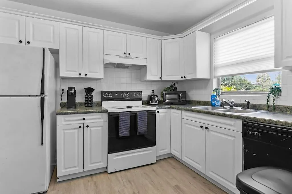 Zebra House - Close 2 All Tampabay Has To Offer Apartment Tampa