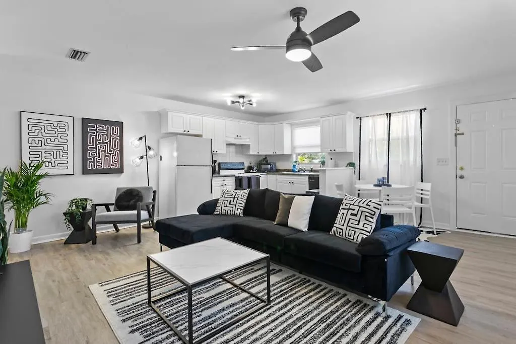 Zebra House - Close 2 All Tampabay Has To Offer
