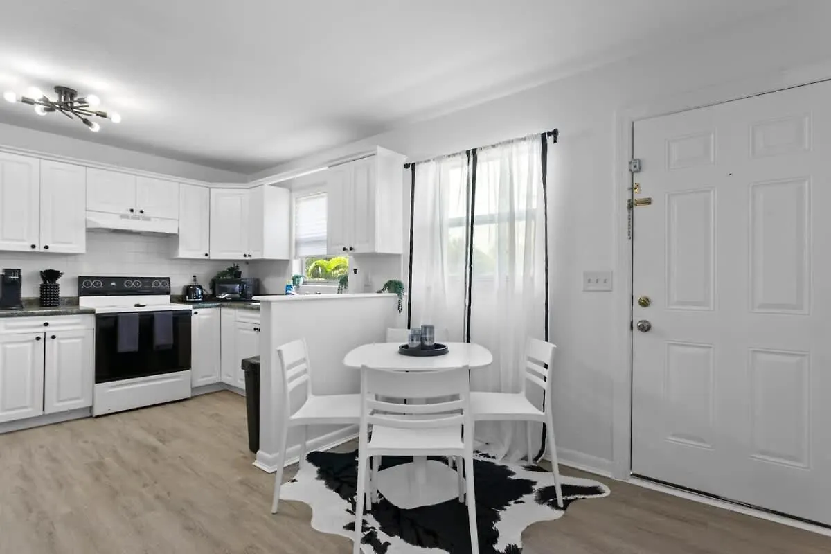 Zebra House - Close 2 All Tampabay Has To Offer 0*, Tampa USA