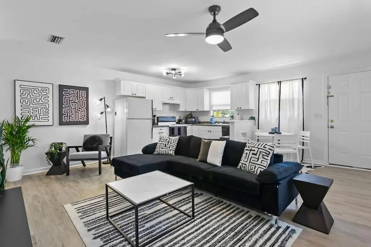 Zebra House - Close 2 All Tampabay Has To Offer Apartment